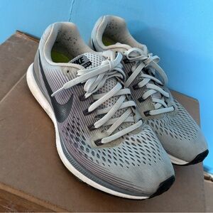 Size 8 gray nike running shoe